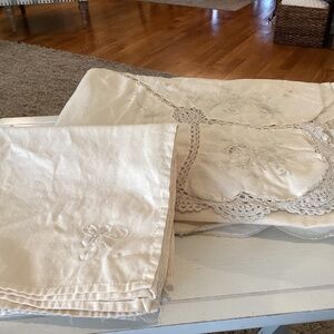 Embroidered Crotchet Tablecloth & Napkins Set